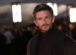 Jonathan Bailey é eleito o homem mais sexy do mundo de 2025 pela revista ‘People’