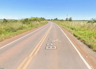 Carro capota e deixa pelo menos uma pessoa morta e feridos na BR-010