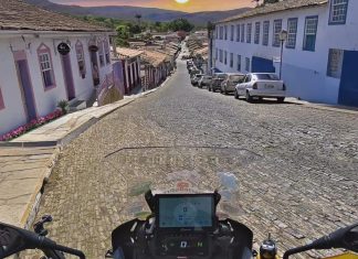 Cachoeiras, trilhas e eventos: conheça roteiros turísticos para se fazer de moto em Goiás