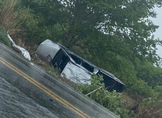 Casal mobiliza web para procurar por vítimas de acidente e devolver objetos econtrados após caminhonete capotar