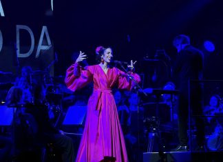 Marisa Monte saboreia a grandeza e a permanência do cancioneiro autoral na radiante sinfonia pop do show ‘Phonica’