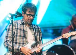 Weezer celebra 30 anos de clássico do indie rock com show correto e nostálgico no Ibirapuera
