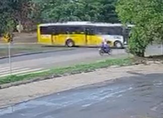 Vídeo mostra momento de aciedente entre moto e ônibus do transporte coletivo de Palmas que deixou jovem morto