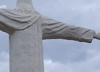 Raio mata urubu ao atingir mão do Cristo Redentor no Tocantins; VÍDEO