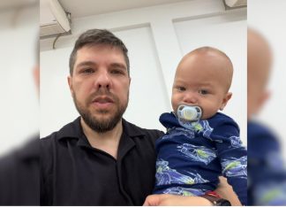 Professor emociona ao ninar bebê para aluna fazer prova em faculdade: ‘Choramingou, dormiu e deu tudo certo’