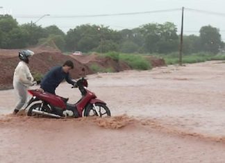Temporal no TO: repórter socorre motociclista em Palmas e bombeiros resgatam ilhados em Gurupi