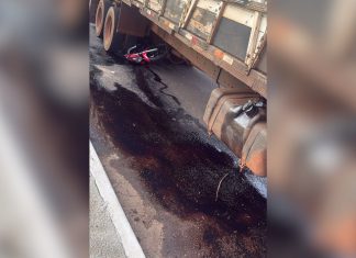 Moto vai parar embaixo de caminhão em cruzamento e deixa motociclista ferido; VÍDEO