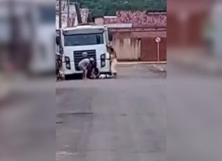 Policial militar filmado agredindo homem no meio de rua entrou na PM em 2022 e ganha R$ 6,7 mil