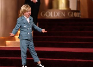 Ator mirim de ‘All Her Fault’ rouba a cena no tapete vermelho do Globo de Ouro; veja fotos