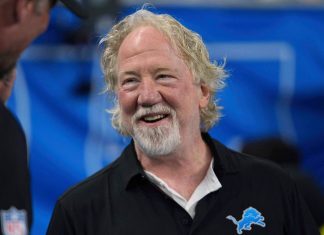 Ator Timothy Busfield se entrega à polícia após ter prisão decretada por abuso sexual infantil em set de série