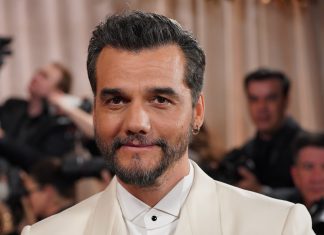 Wagner Moura posa no tapete vermelho do Globo de Ouro; veja FOTOS