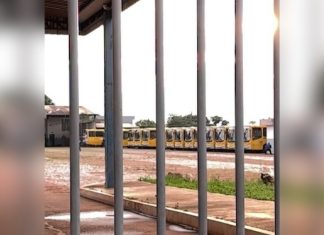 Sem salários, motoristas de ônibus paralisam serviço e população fica sem transporte coletivo em Araguaína