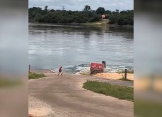 Homem fica desesperado e se senta em meio-fio após carreta afundar no rio Tocantins; Vídeo