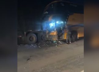 Acidente entre ônibus com time de futebol e caminhão deixa pelo menos uma pessoa morta na BR-153