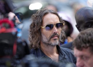 Russell Brand se declara inocente das acusações de estupro e violência sexual