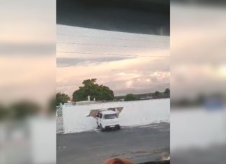 Carro passa direto em curva e fica atravessado em muro de cemitério no Tocantins