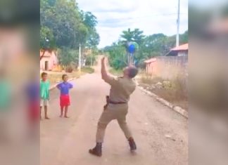 Policial chama atenção na web ao brincar de bola com crianças em rua de cidade no Tocantins; VÍDEO