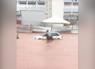 Idoso é socorrido por jovens após ficar preso em carro durante alagamento no Tocantins; VÍDEO