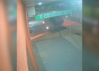 Carro derrapa, bate em placa de trânsito e ‘estaciona’ sobre duas rodas; VÍDEO