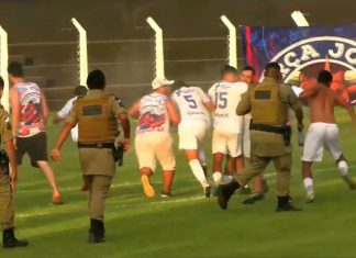 Fim de jogo entre Araguaína e Guaraí tem invasão de gramado e intervenção policial