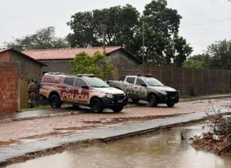 Dois homens morrem em abordagem após exibirem armas nas redes sociais e atirarem contra militares, diz polícia