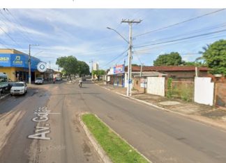 Jovem cai de moto, tenta se levantar e morre atropelado por caminhonete, diz a polícia