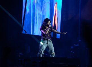 Lorde tira a roupa e se entrega em show moderno e visceral no Lollapalooza