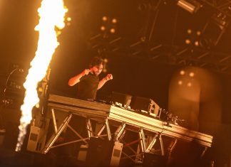 Skrillex faz set ‘fritação’ com direito a funk, reggae e Whitney Houston