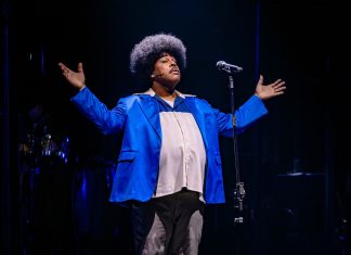 Incrível em cena como Tim Maia, Thór Júnior faz valer musical de dramaturgia rala e clima de baile com hits do cantor