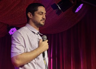 Gabriel Leone se prova cantor sagaz, sem jogo de cena, ao estrear show situado na ‘sala escura do sentimento’