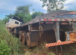 Acidente entre caminhões deixa um morto e carga espalhada na TO-455