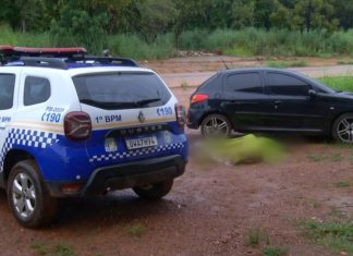 Homem é encontrado morto em carro e corpo fica na chuva por horas: ‘Humilhação para as famílias’, diz tenente