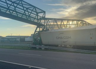 Passarela de pedestres na BR-153 é interditada após ser atingida por caminhão