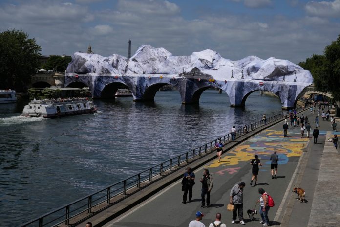 Artista conhecido como ‘Banksy francês’ cria ‘caverna’ sobre ponte mais antiga de Paris