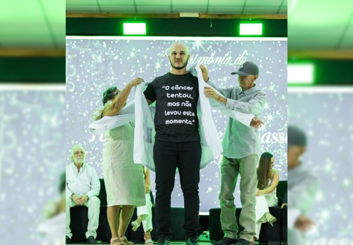 Estudante de medicina celebra Cerimônia do Jaleco com pai e mãe que sobreviveram ao câncer: ‘Lutamos juntos’