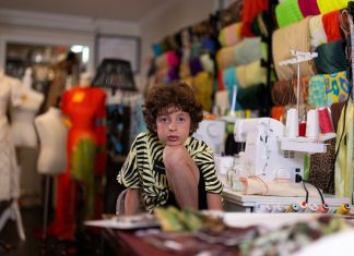 Aos 10 anos, estilista de passarela mais jovem do mundo divide o tempo entre escola e passarelas