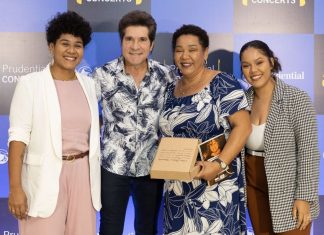 Aos 51 anos, fã se emociona ao receber autógrafo e rosa do cantor Daniel durante show; VÍDEO
