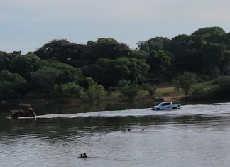 Carros tentam atravessar rio na Ilha do Bananal, no TO, e ficam encalhados; VÍDEO