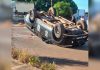 Viatura da Polícia Penal fica tombada após batida em cruzamento de Palmas