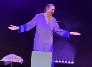 Lilia Cabral imprime a leveza de Rita Lee em ‘Balada da louca’, peça sobre como é ser humano em horas de partida