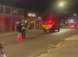 Motociclista dá ‘grau’ atrás de viaturas do Detran e foge em seguida no TO; VÍDEO