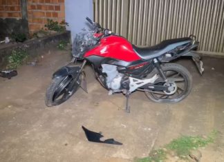 Dois homens morrem após fugir de abordagem policial e bater moto em poste, diz PM