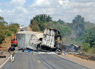 Corpos de vítimas de acidente entre carretas na BR-153, em Colinas do Tocantins, passa por exames para identificação