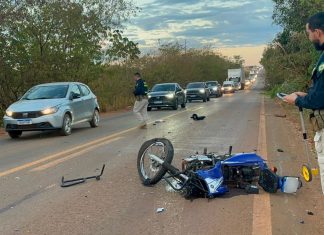 Motociclista de 22 anos morre após bater em caminhão na BR-010