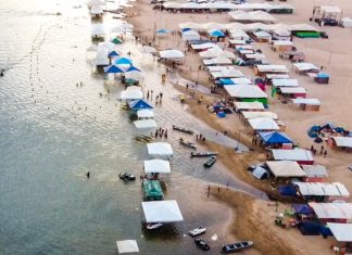 Criança morre após sofrer choque elétrico ao tocar em estrutura metálica de barraca em praia no TO, diz polícia
