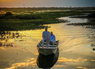 Noivo chega de canoa para casamento às margens de represa no TO e supreende convidados