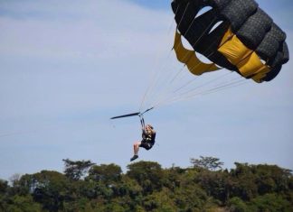 Bisavó de 100 anos faz passeios de moto aquática e sobrevoou praia em parasail no TO
