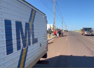 Motociclista morre e mulher fica ferida após moto bater contra poste na BR-153