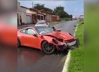 Dono de porsche de mais de R$ 700 mil que teve perda total após bater em poste diz que seguro cobriu valor