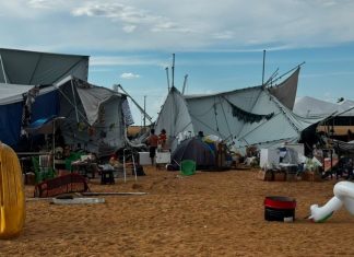 Temporal derruba barracas e assusta turistas em praia no Tocantins